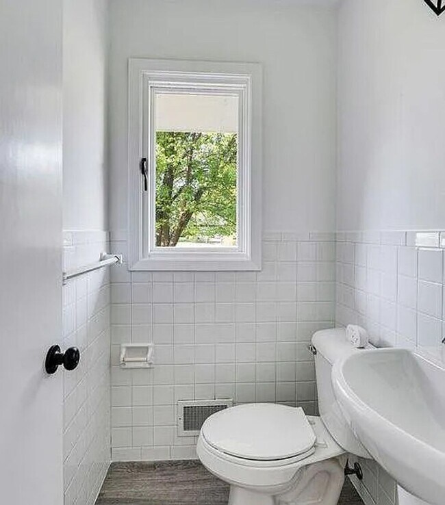 Building Photo - Perfect 4 bedroom count Home in Burnsville