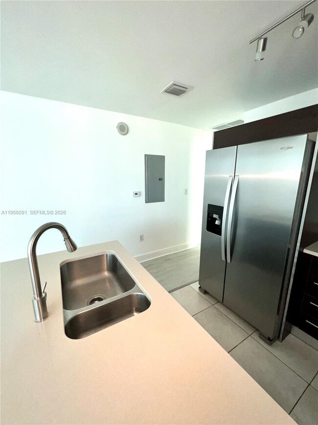 Building Photo - 1900 N Bayshore Dr