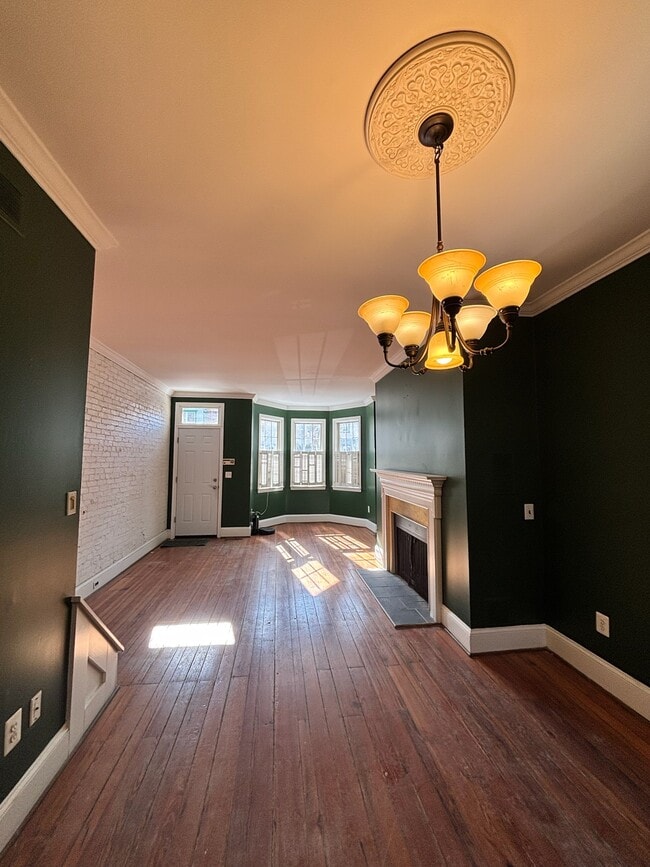 Building Photo - 807 W 10th St