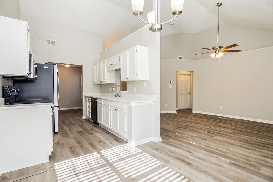 Building Photo - 2222 Sloan Dr