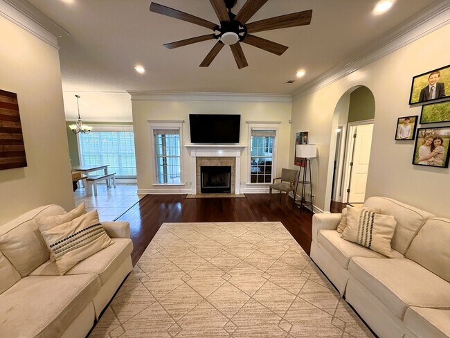 Building Photo - Spacious 4 bed 3 bath Home in Grove Point!