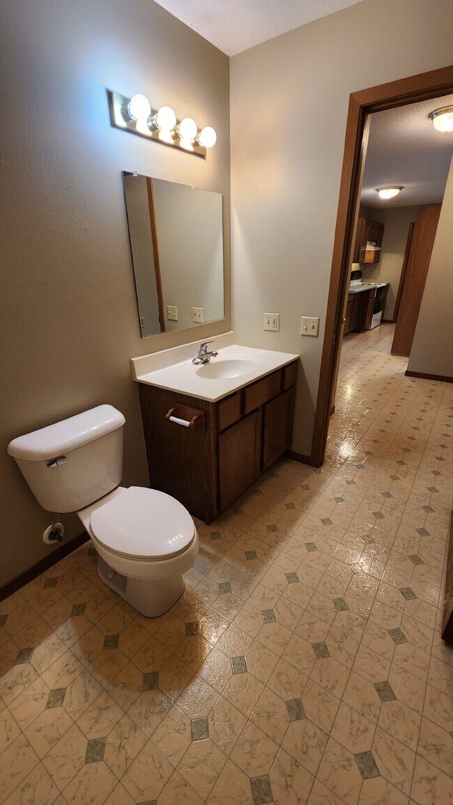 Building Photo - 2 Bedroom, 1 1/2 Bathroom Apartment With A/C & Garage - Available Now!