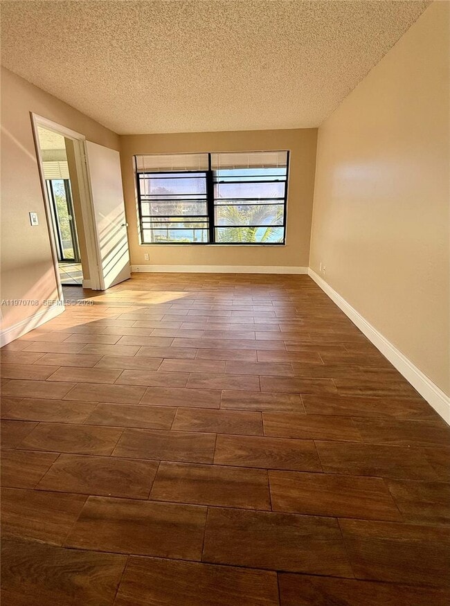 Building Photo - 201 Lake Pointe Dr