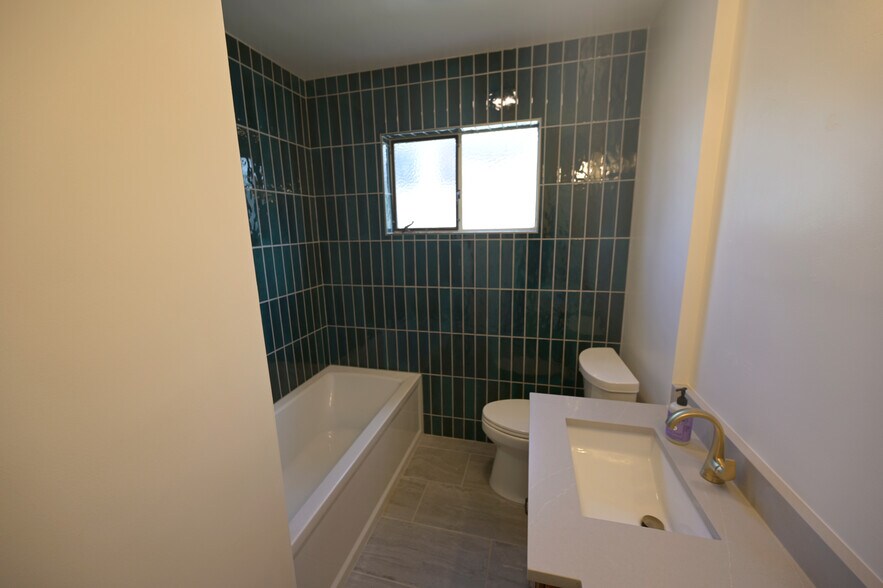 Upstairs Bathroom - 1829 E Severn Dr