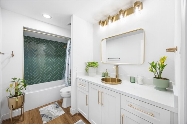 Building Photo - 14 Greenway Plz