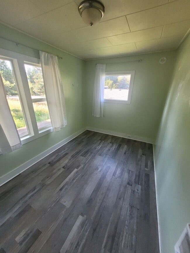 Building Photo - 3BD, 1BA Single Level home with large,  fe...
