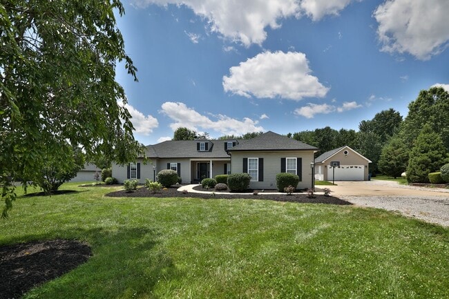 Building Photo - 3 Bedroom, 2 Bath House in Edwardsville