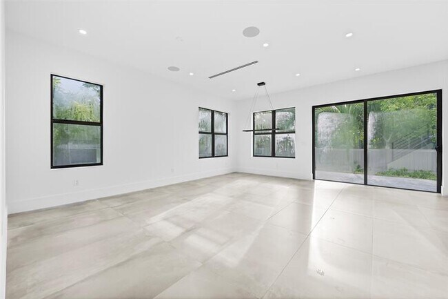 Building Photo - 3294 SW 15th Ave