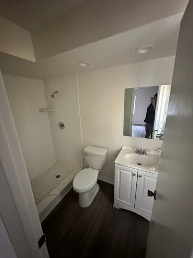 Building Photo - Beautiful home with backyard!