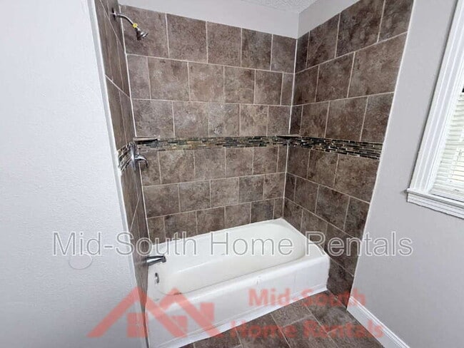 Building Photo - 1603 Delano Ave