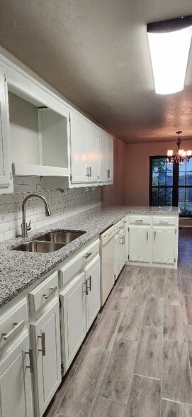 Building Photo - 2804 Fairfield Dr