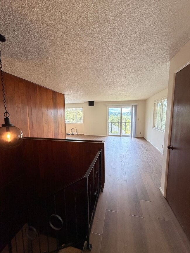 Building Photo - 2-Bedroom 1 1/2- bathroom Townhouse style duplex.