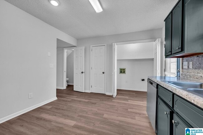 Building Photo - 2555 Hampstead Dr