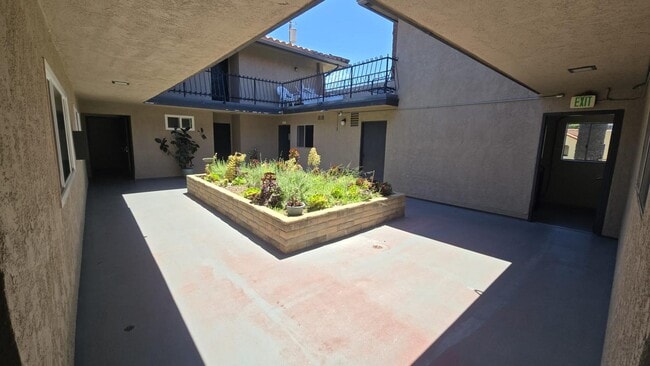 Building Photo - 785 W 19th St