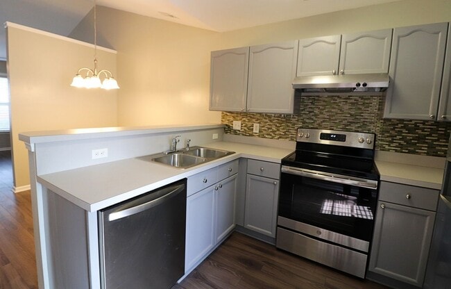 Building Photo - Super Cute 2 bedroom 2 bath townhome In Ro...