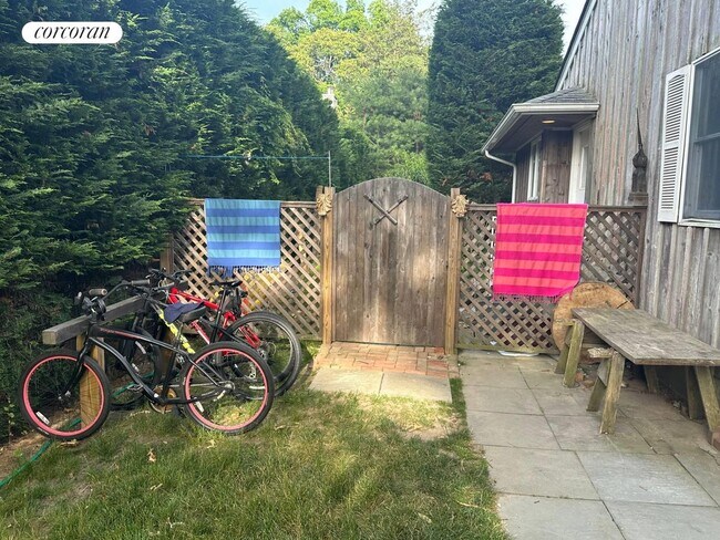 Building Photo - 179 Redwood Rd