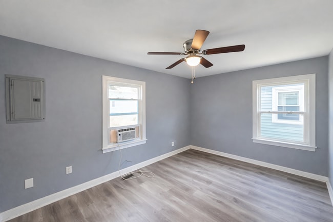 Building Photo - 40214 one bedroom apartment available!