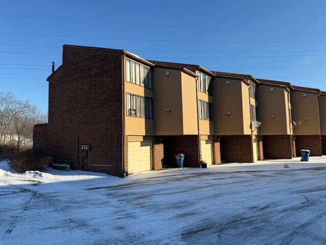 Building Photo - 2115 Penguin Ave