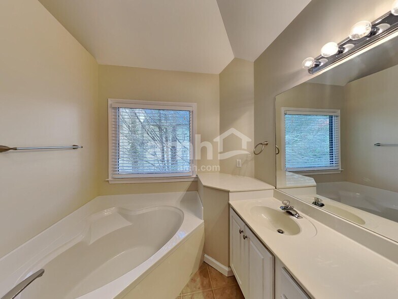 Building Photo - 521 Autumn Walk