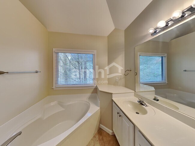 Building Photo - 521 Autumn Walk