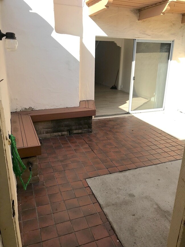 Building Photo - M/I SPECIAL - Remodeled Townhome in Point ...