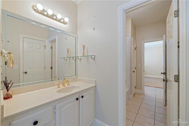 Building Photo - 11 Moorefield Rd