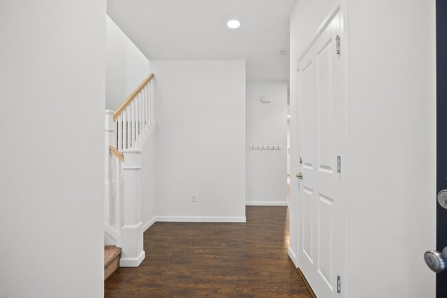 Building Photo - Spacious 4-Bed Puyallup Home For Rent | 3-Car Garage & Quick Commute to JBLM!