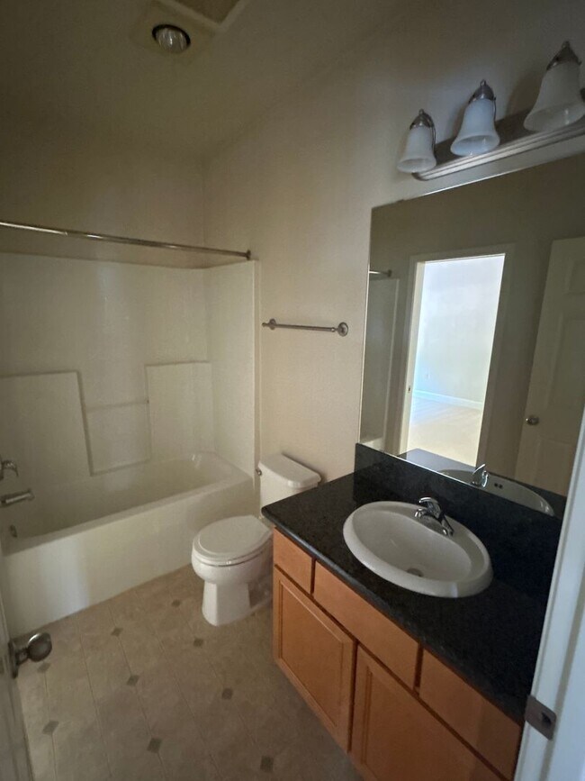 Building Photo - 2B, 2BA upstairs condo in SW Renton with g...