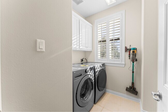 Building Photo - 9910 Orchard Ct