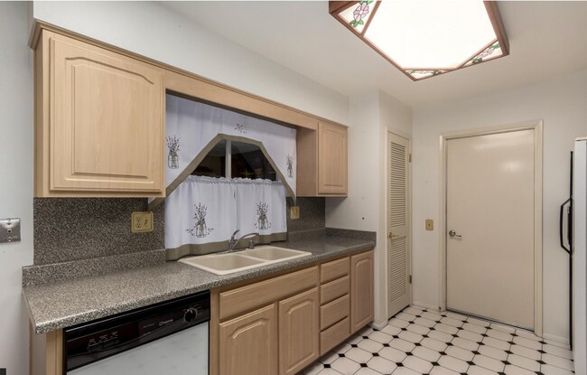 Building Photo - Great home in an active 55+ community!