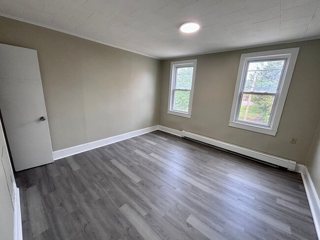 Building Photo - 4 Bedroom Home for Rent in Trenton