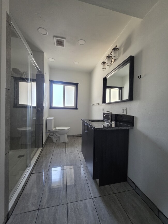 Building Photo - 1060-KE1060 15th St NE