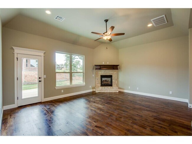 Building Photo - NEWER HOME  FOR LEASE IN EDMOND