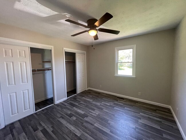 Building Photo - Updated Spacious Home in Paducah
