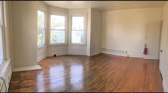 Building Photo - Student Housing 5 bedroom House Available Now & 2026-2027 School Year!