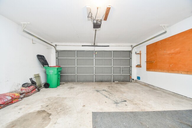 Building Photo - 14935 Chestnut Falls Dr