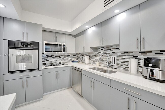 Building Photo - 4001 S Ocean Dr