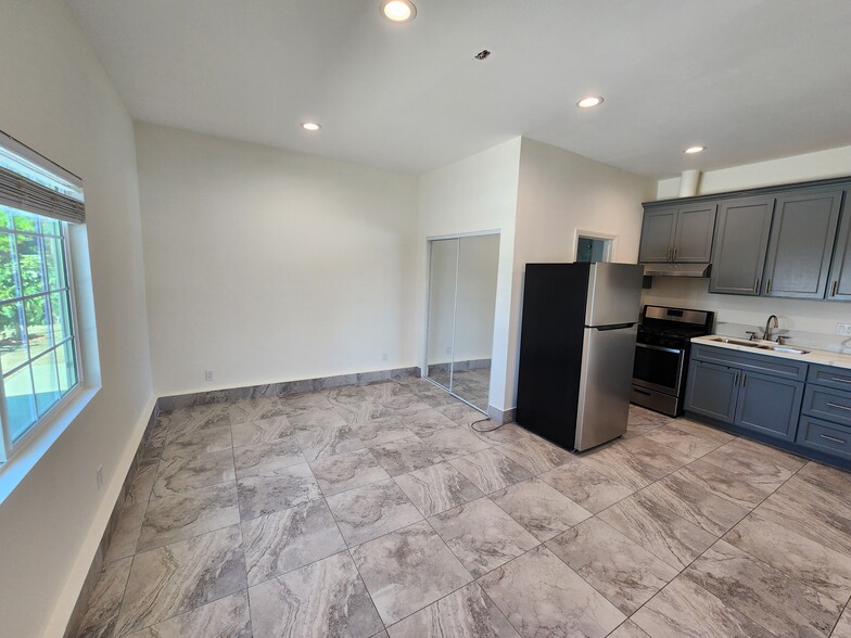 Building Photo - 9852 Cabanas Ave