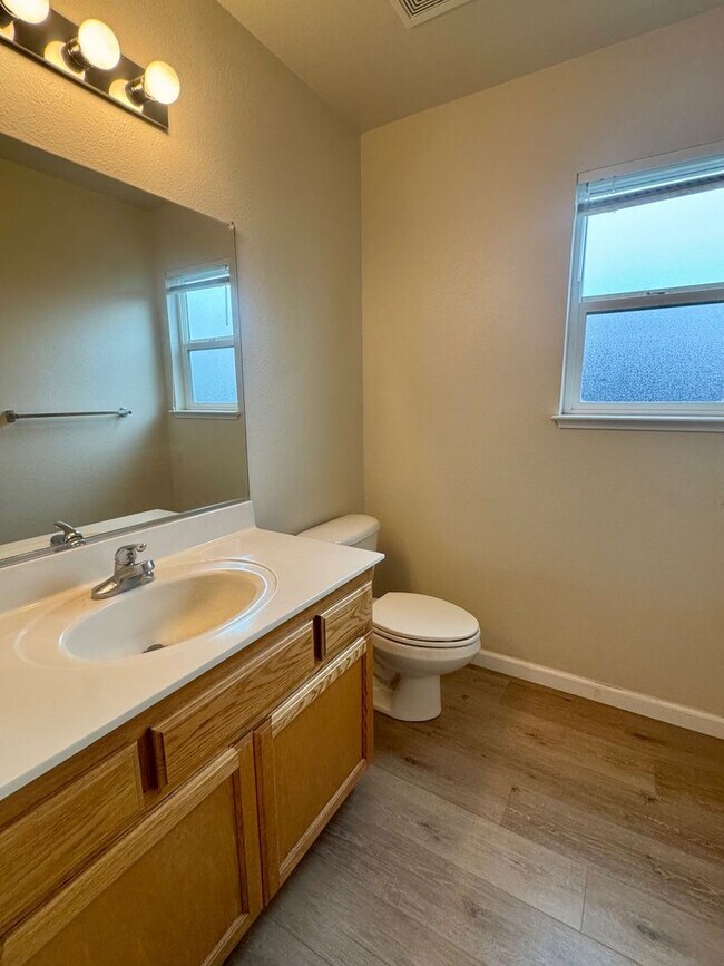 Building Photo - Fantastic 3 Bedroom, 2.5 Bath Townhouse!