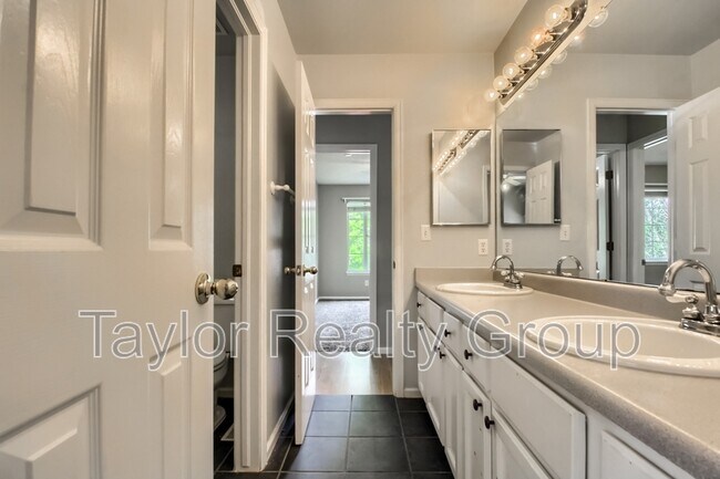 Building Photo - 13460 Vine St