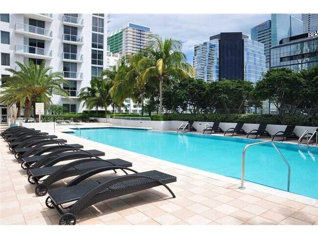 Building Photo - 1060 Brickell Ave