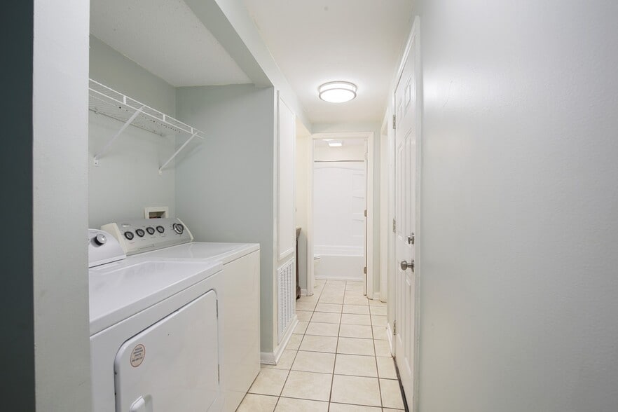 Building Photo - 1006 S 5th Street