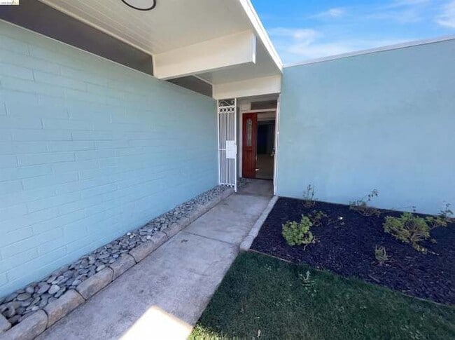 Building Photo - 2361 Oakmont Dr