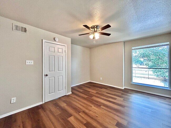 Building Photo - 7111 E Hwy 290