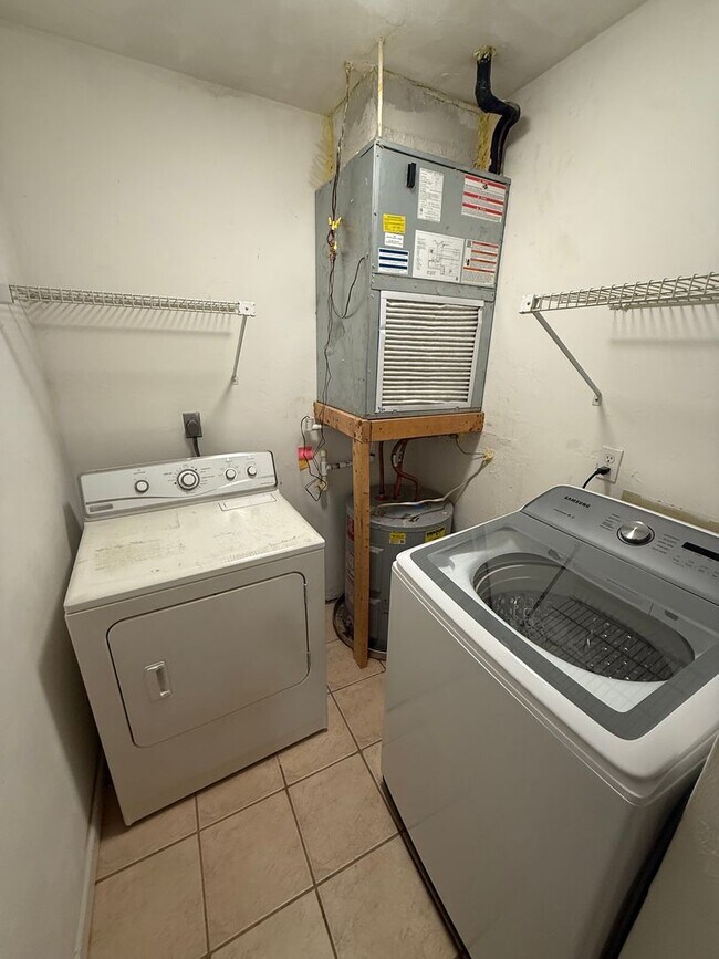 Building Photo - Well Kept 2/2 with Fenced in yard!