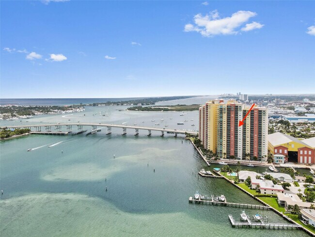 Building Photo - 2650 Lake Shore Dr