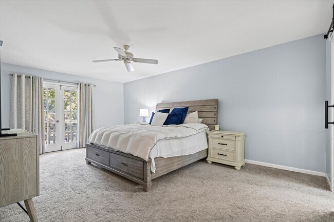 Building Photo - Five Bedroom in Country Club Woods