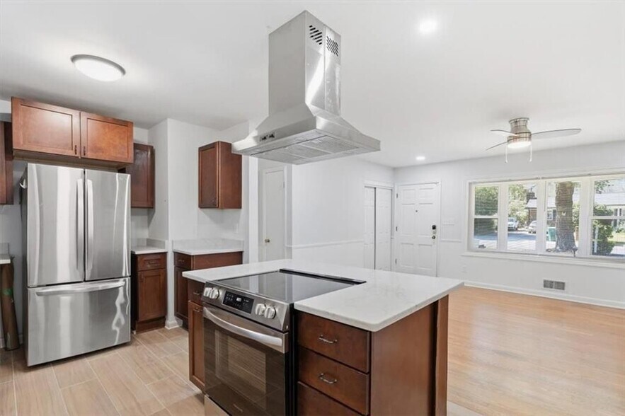 Building Photo - 2815 Carolyn Dr