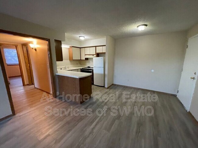 Building Photo - 2856 S Rogers Ave