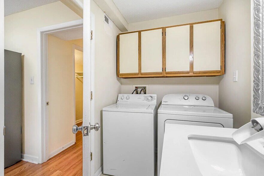 Building Photo - Room in Duplex on Spring St
